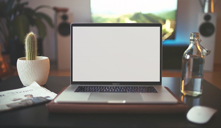 free-macbook-pro-mockup-vintage-2